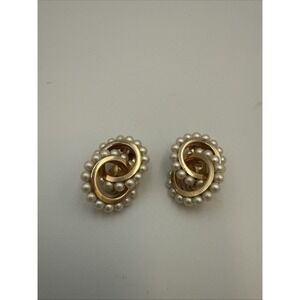Vtg Napier Interlocking Circles Simulated Pearl Gold Tone Clip Earrings‎